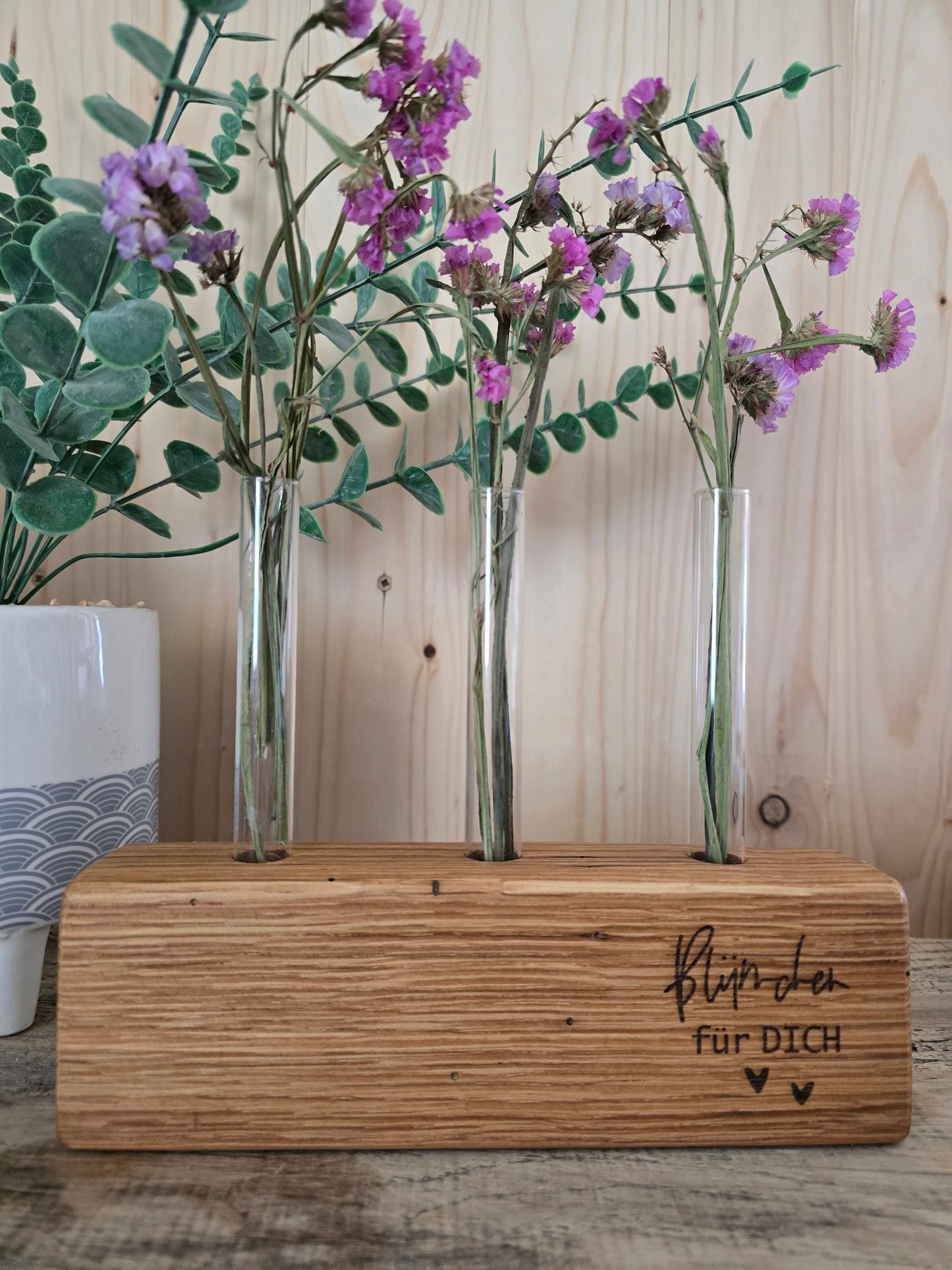 Blumenständer „Blümchen für dich" – Holzblock mit Reagenzgläsern