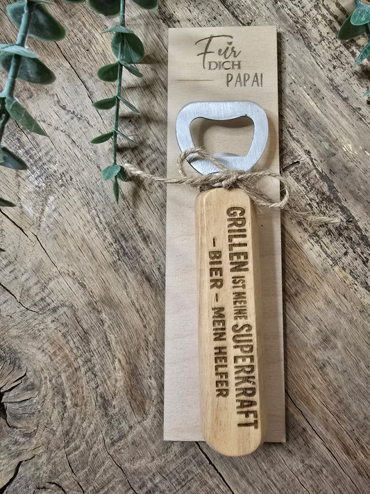 Bieröffner „Grillen ist meine Superkraft – Bier mein Helfer“ – Das perfekte Geschenk für Papa