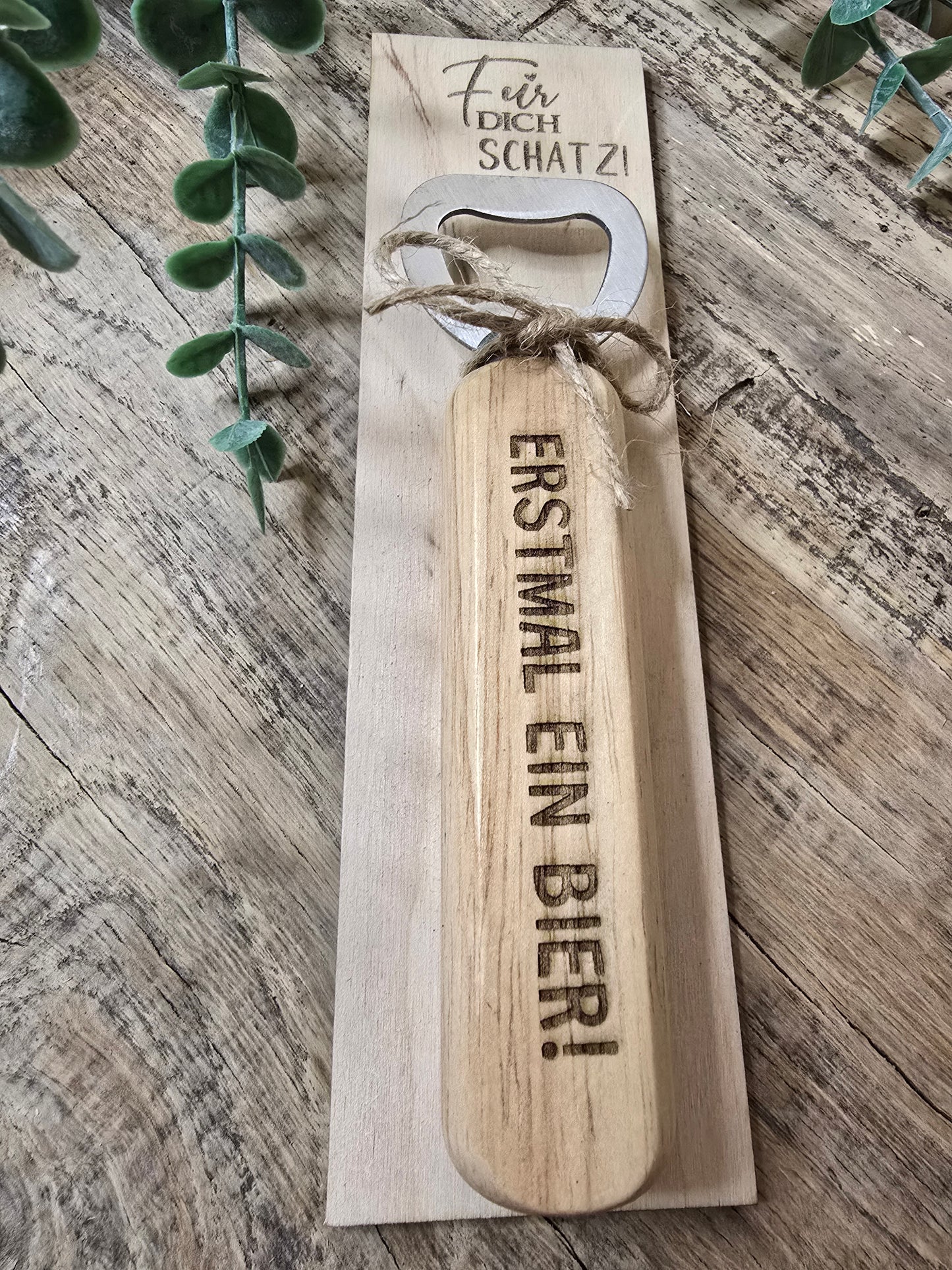 Personalisiertes Bieröffner-Geschenk – „Erstmal ein Bier!“ für deinen Schatz
