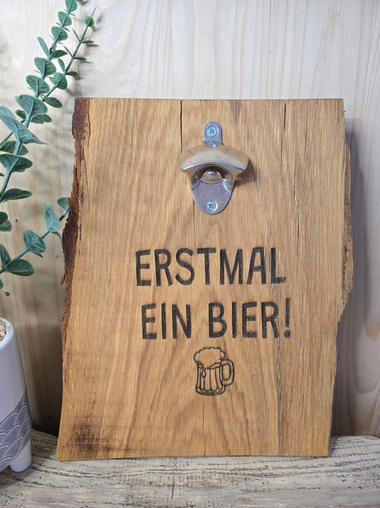 Erstmal ein Bier- Wand-Flaschenöffner aus Holz mit Gravur
