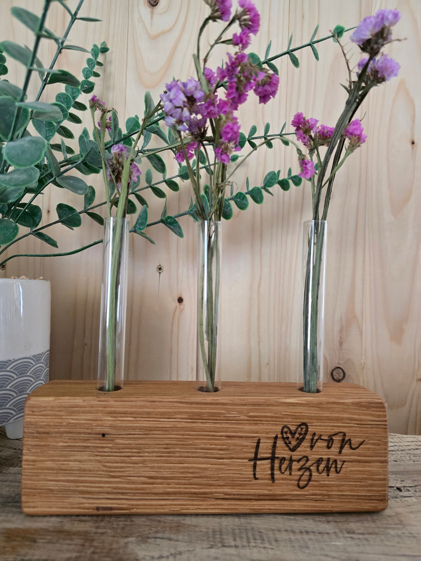 Blumenständer „von Herzen“ oder „Herzensmensch“ – Holzblock mit Reagenzgläsern