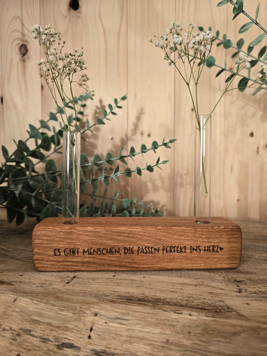 Holzvase mit Glas-Reagenzgläsern – „Es gibt Menschen, die passen perfekt ins Herz“