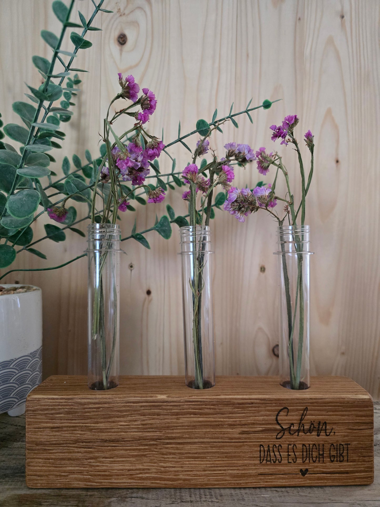 Blumenständer „Schön, das es dich gibt“ oder „Wundervoll“ – Holzblock mit Reagenzgläsern