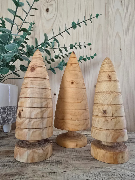 Gedrechselte Tannenbäume – natürliche Winterdeko aus Holz