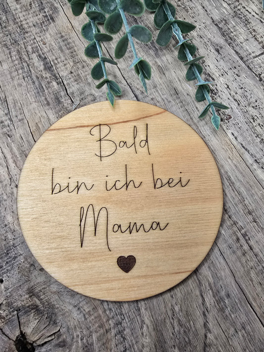 Holzschild „Bald bin ich bei Mama“ – Liebevolle Erinnerung für die Schwangerschaft