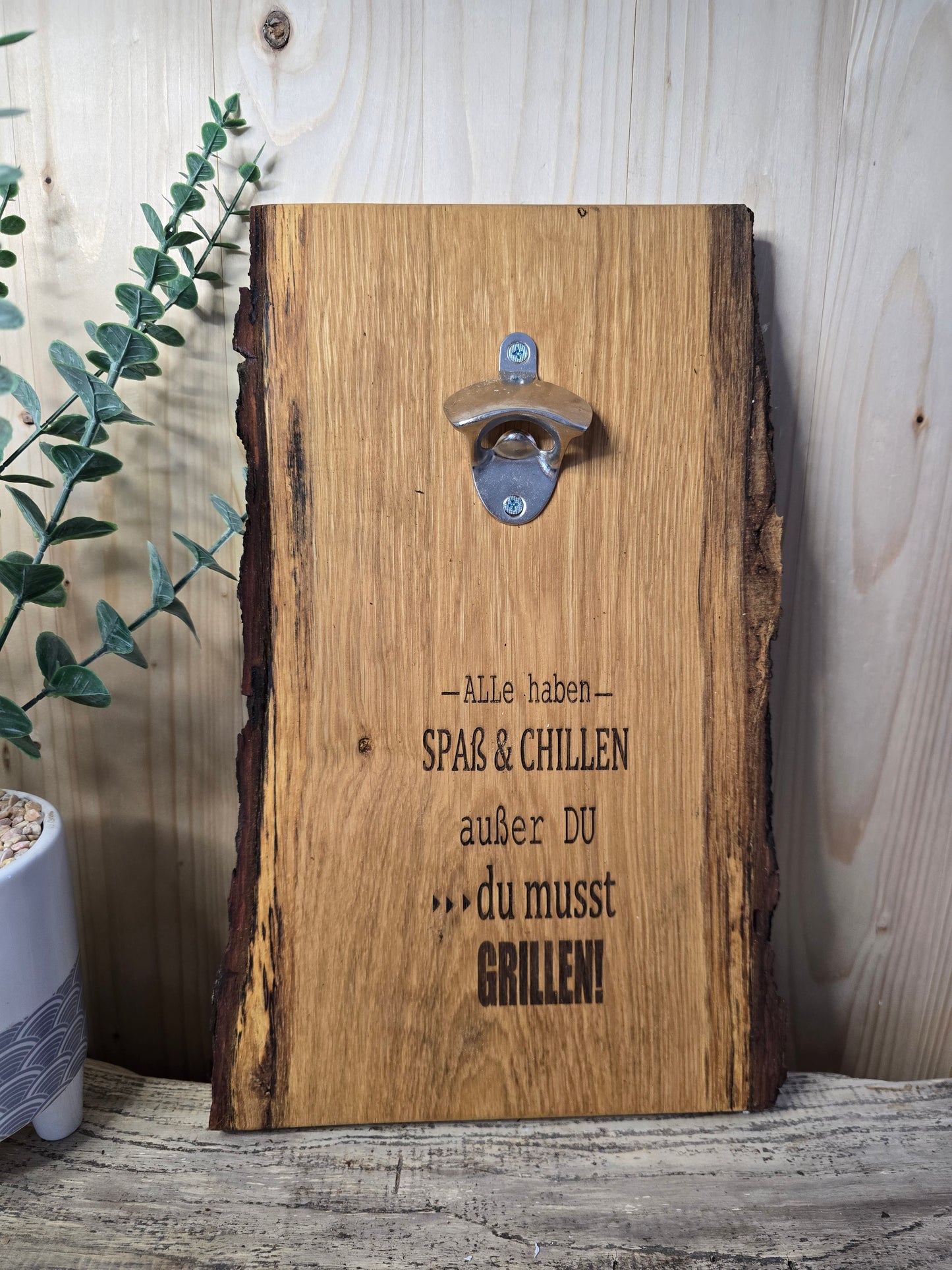 Alle haben Spaß und Chillen– Wand-Flaschenöffner aus Holz mit Gravur