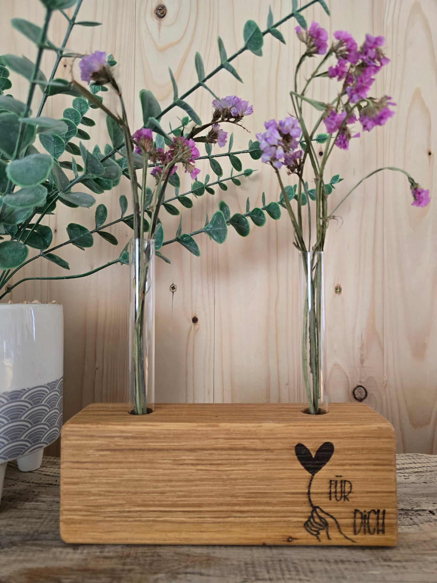 Blumenständer „Für Dich" – Holzblock mit Reagenzgläsern